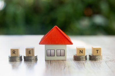 house with R E N T blocks